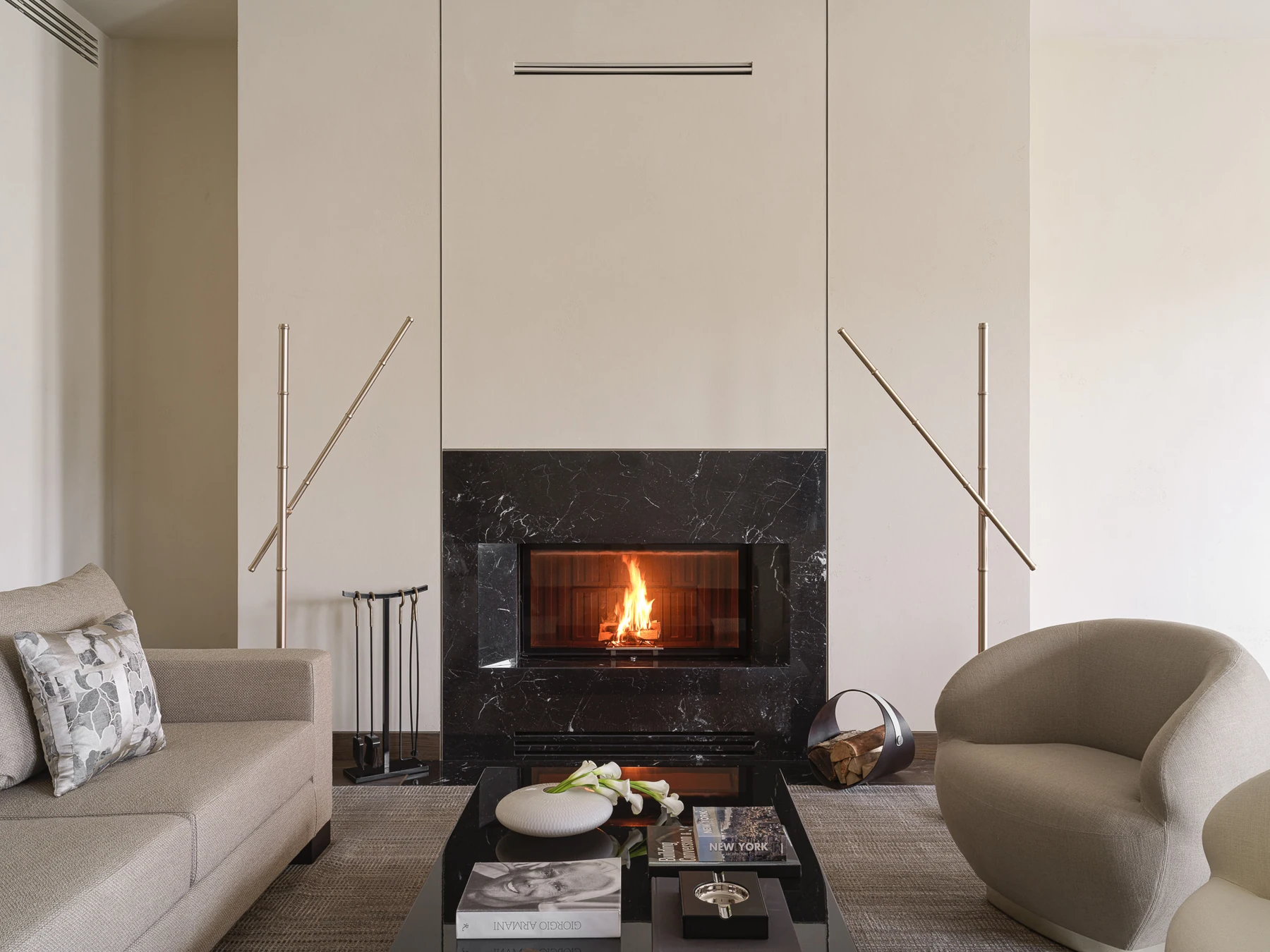 Армани Каса Armani/Casa Moscow Residences — Гостиная с камином в резиденции Armani/Casa Moscow Residences