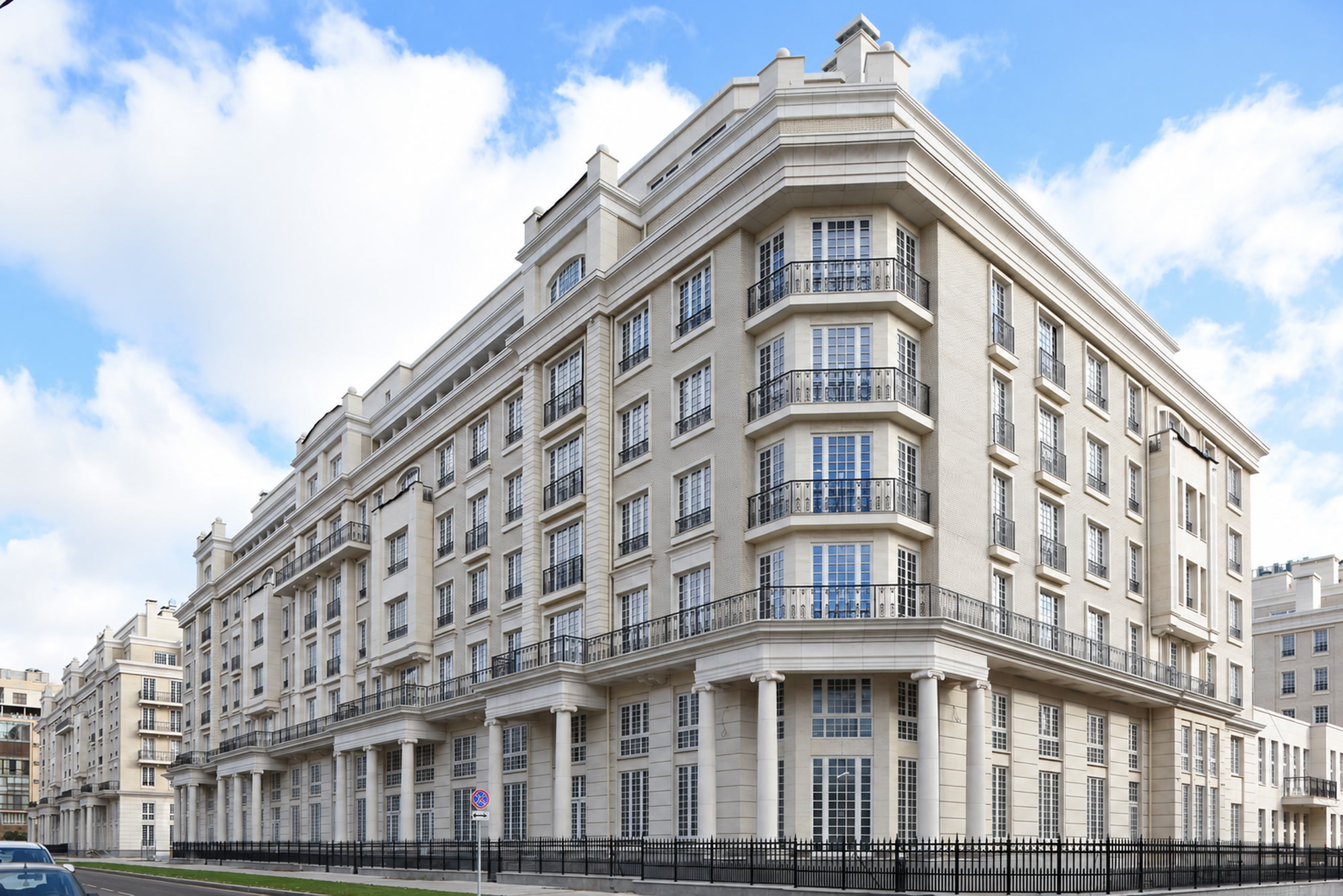 Найтсбридж Прайвет Парк Knightsbridge Private Park — Общий вид углового фасада комплекса с улицы, голубое небо.