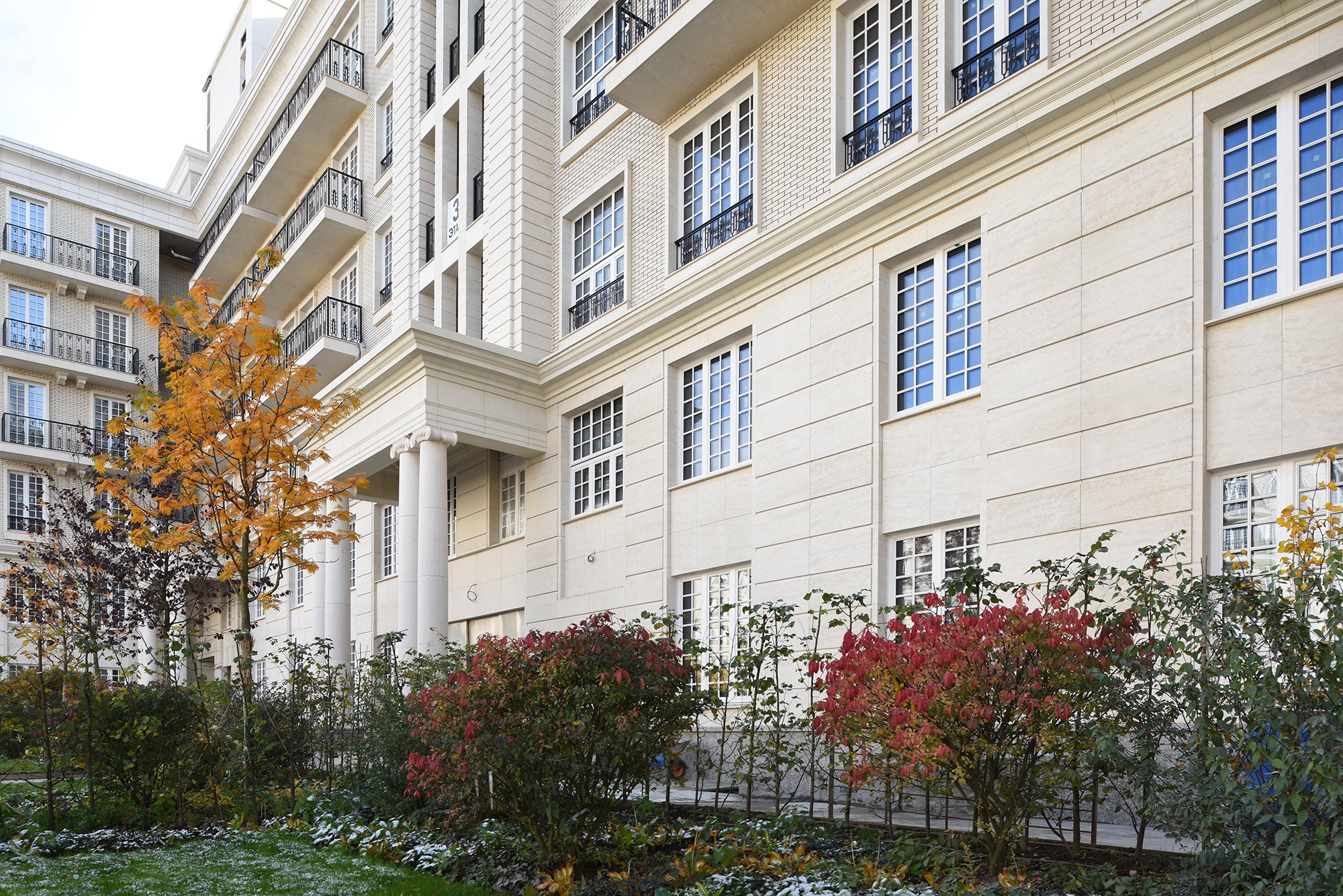 Найтсбридж Прайвет Парк Knightsbridge Private Park — Жилой фасад и озеленение приватной территории, осенние посадки.