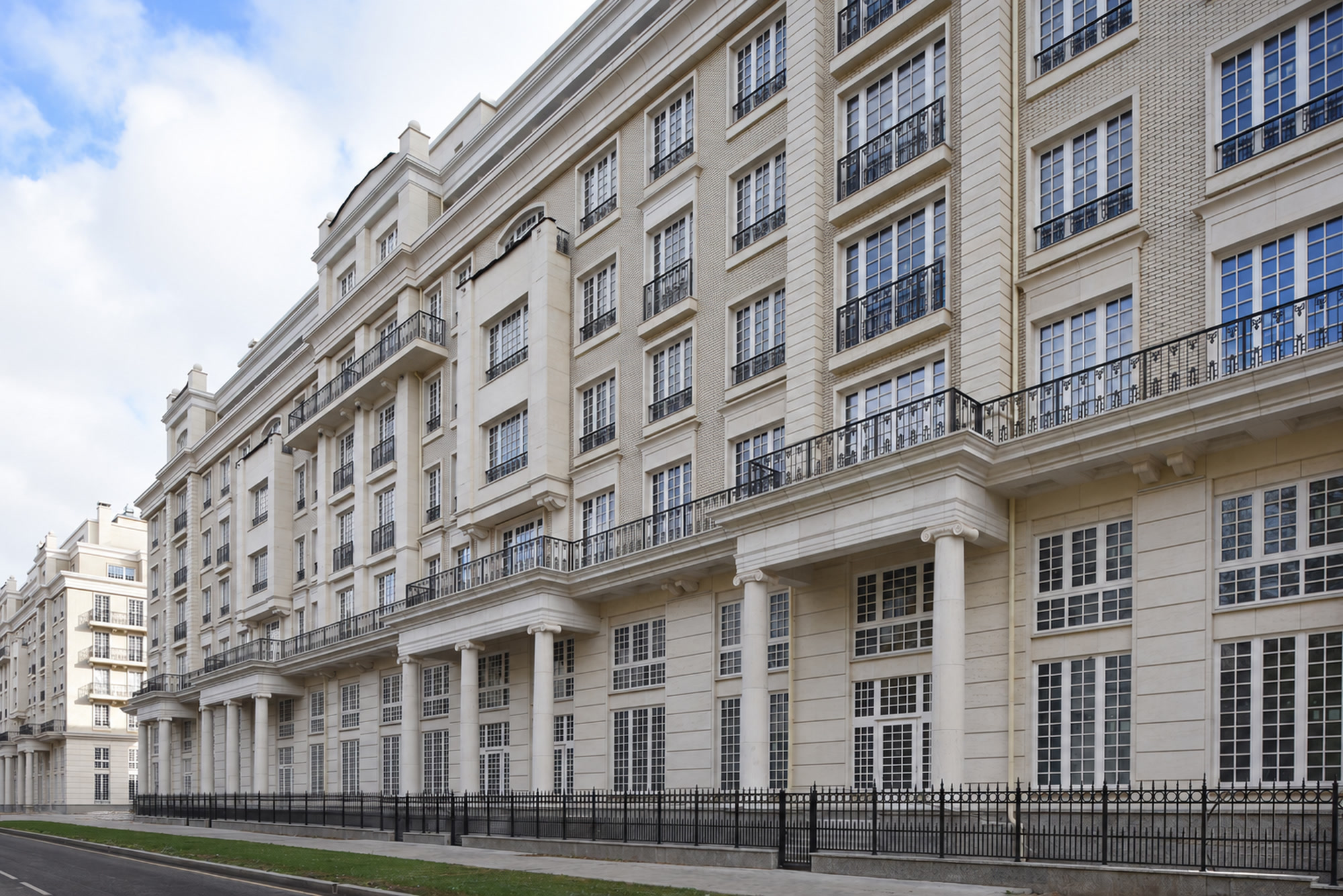 Найтсбридж Прайвет Парк Knightsbridge Private Park — Протяжённый фасад вдоль улицы с балконами и ограждением.