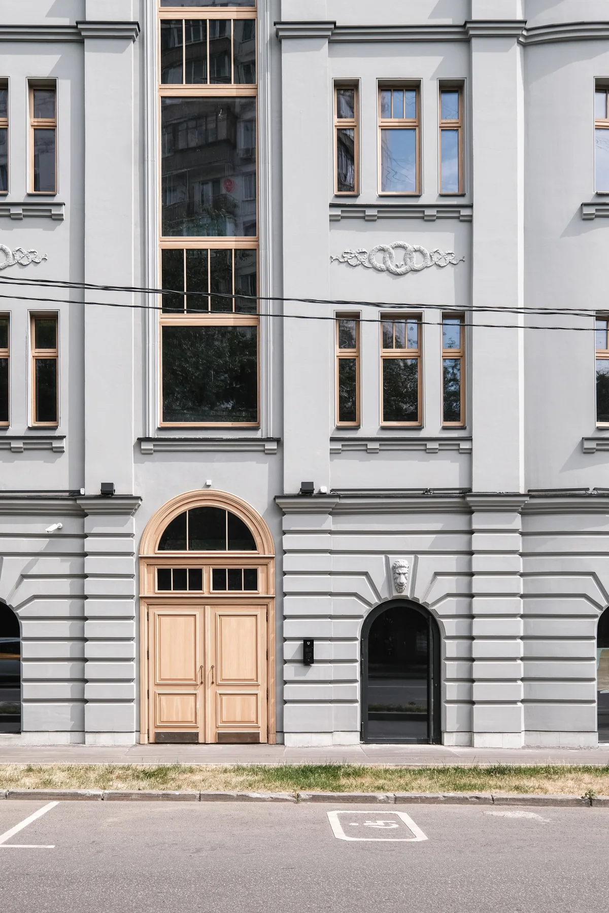 Историческая входная дверь и декоративные детали фасада Fantastic House
