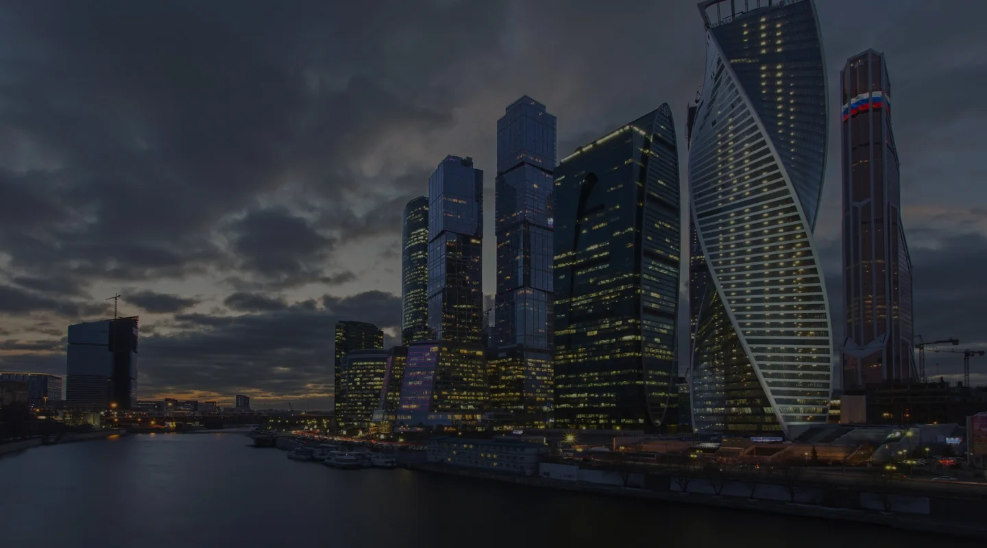 Башни Москва-Сити и набережная в вечернем свете