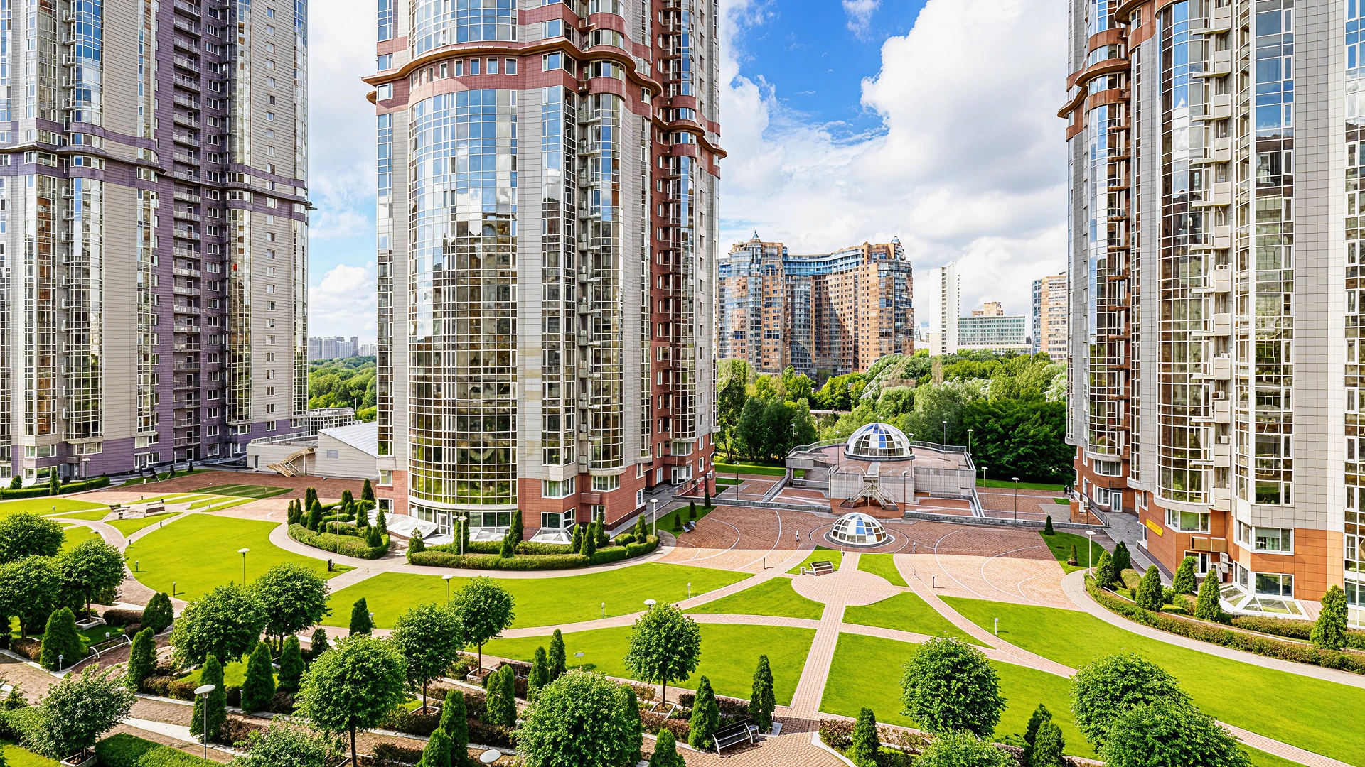 Миракс Парк Mirax Park — Благоустроенный двор между башнями