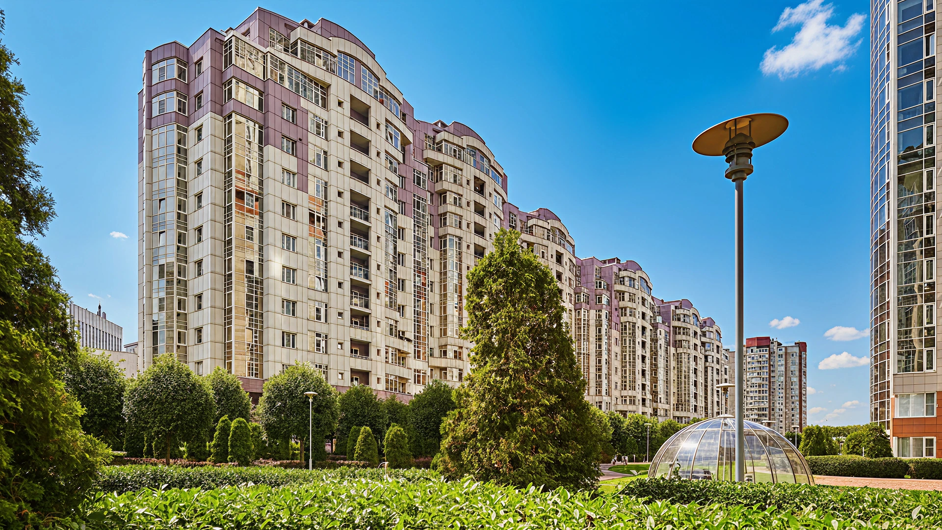 Миракс Парк Mirax Park — Многосекционный корпус и зелёный двор
