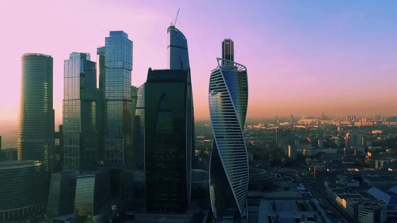 Башни делового района Москва-Сити в закатном освещении