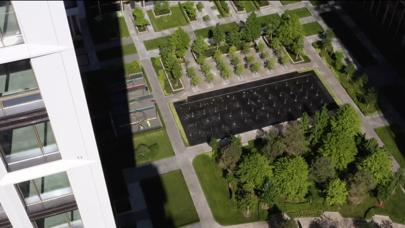 Вид сверху на дорожки, деревья и озеленённые пространства парка PRIME PARK