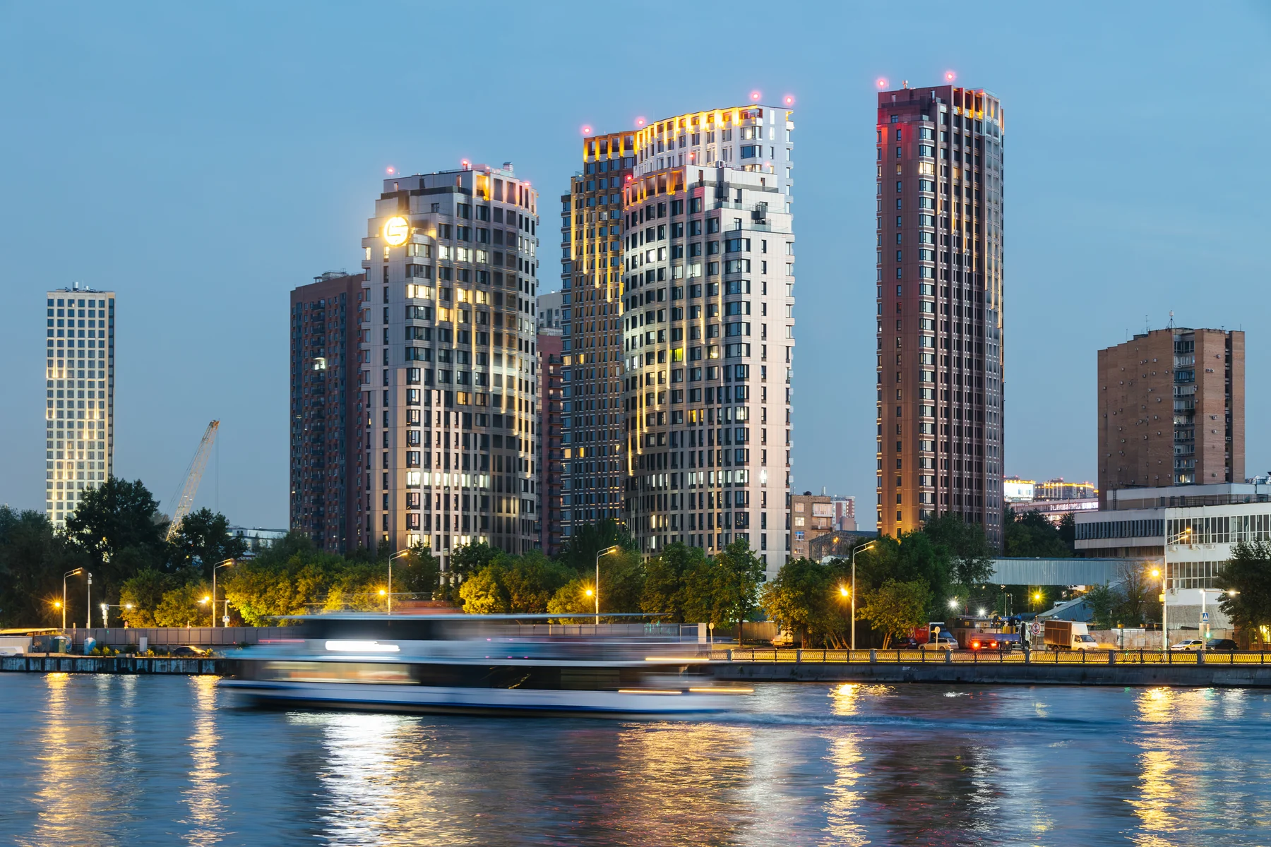 Роттердам Rotterdam — Вечерний вид ЖК «Роттердам» с Москвы-реки